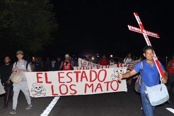 Migrantes en caravana se suturan labios para presionar a Migraci n