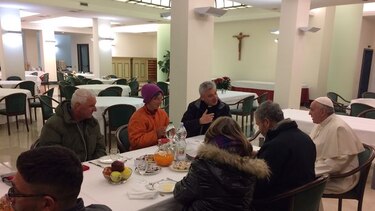 Papa Francisco desayuna con ocho personas sin techo en su 80 cumpleaños