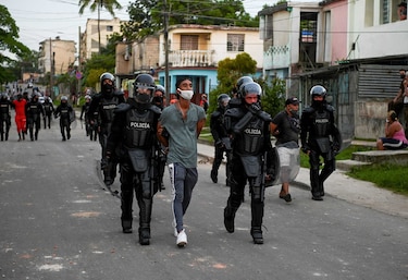 Cuba excarcela a cuatro jóvenes condenados por las protestas de 2021