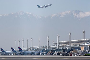 Controladores aéreos de Chile anuncian paralización desde este viernes en todo el país