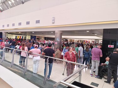 Cepanim: Adultos mayores, muchos en bastón y sillas de ruedas, abarrotan el Megapolis en busca de su certificado