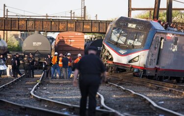 Seis muertos tras descarrilar un tren Amtrak en Filadelfia
