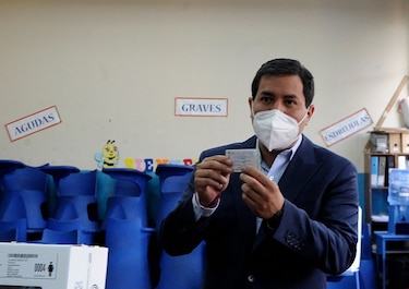 Ecuador define en las urnas ajustado duelo presidencial entre la izquierda y la derecha