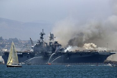 Explosión causa incendio en buque de la marina de Estados Unidos