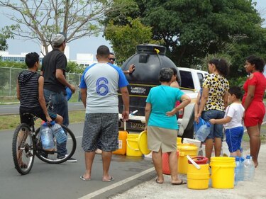 Distribuyen agua embotellada en planteles de Azuero