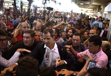 Juan Guaidó regresa a Venezuela; agreden a los diputados opositores