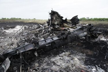 Forenses holandeses examinan los cadáveres del avión malasio