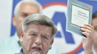 Candidato presidencial de Perú es ligado a plagio de libro de política