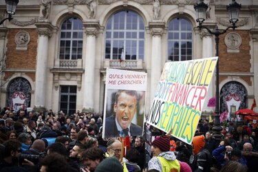 La reforma de las pensiones le pasa factura a Emmanuel Macron