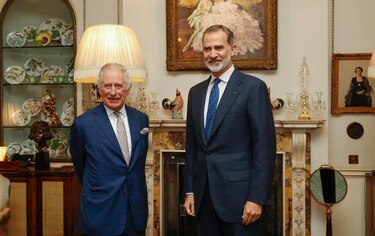 Felipe VI y Carlos III se reúnen en privado en Londres