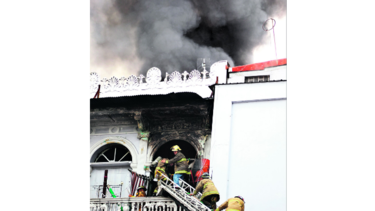 Fuego deja 60 damnificados