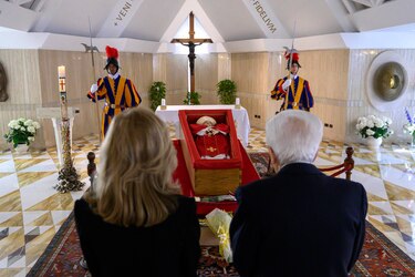 Ritual oficial: El Vaticano publica las primeras imágenes del féretro del papa Francisco