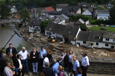 Merkel recorre la zona de inundaciones, que dejan al menos 191 muertos en Europa