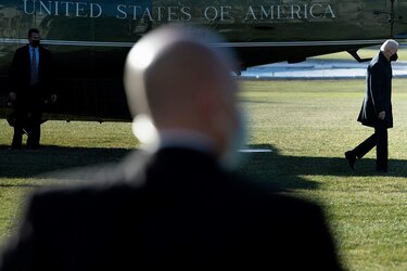 Alza de la Covid-19, parálisis política: los problemas se acumulan para Biden