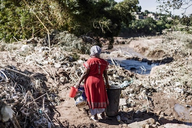 Por lo menos 400 muertos por las inundaciones en Sudáfrica, prosigue la búsqueda de desaparecidos