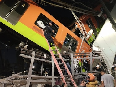 Un tren del metro de Ciudad de México cae al colapsar un puente