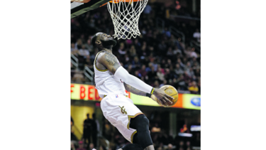 LeBron contempla volver al equipo
