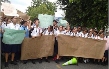 Estudiantes graduandos protestan por malas condiciones de colegio en Las Tablas