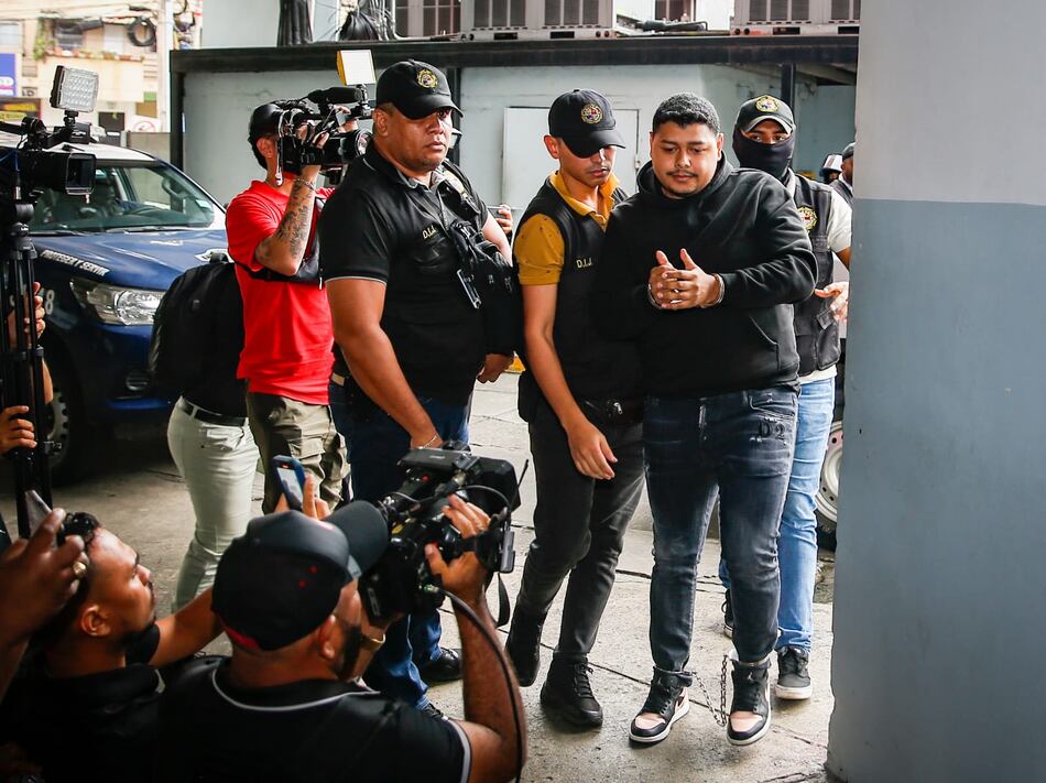 Con esposas y grilletes trasladan al hijo del diputado Raúl Pineda a la DIJ; juez avala captura