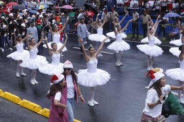 Más de 50 delegaciones y espíritu festivo en el desfile navideño