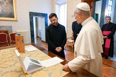 El papa expresa a Zelenski su ‘urgente deseo’ de que el diálogo lleve a una paz justa