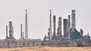 Mitad de producción de crudo saudita, suspendida por un mes