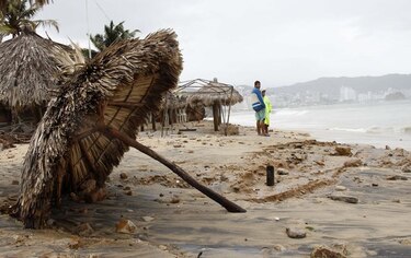 Carlos se degrada a tormenta tropical frente al puerto mexicano de Acapulco