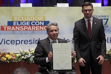 Autoridad electoral de Ecuador entregó credencial de presidente electo a Lenín Moreno