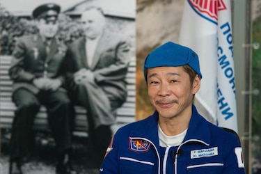 El multimillonario japonés que viajó al espacio aconseja la experiencia