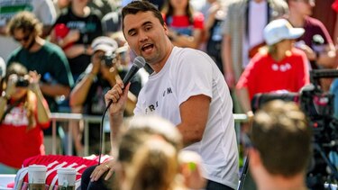 Muere el comentarista Charlie Kirk, aliado de Trump, tras un disparo en el cuello