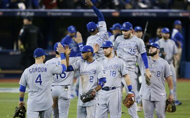 Reales arrollan a los Azulejos y se van arriba 3-1 en serie de la Liga Americana