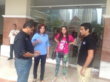 Roxana Méndez recorre varios centros de votación en la capital