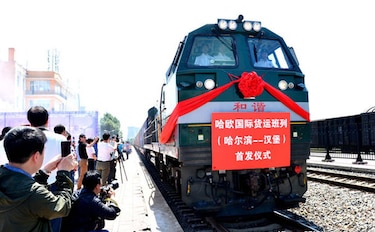 Inauguran tren que conecta a China con Alemania; la vía mide 9 mil 820 kilómetros y el viaje tarda un mes