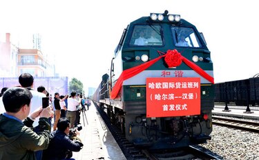 Inauguran tren que conecta a China con Alemania; la vía mide 9 mil 820 kilómetros y el viaje tarda un mes