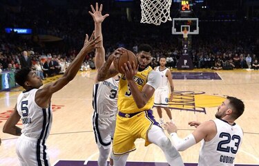 Davis anota 40 puntos en tercer triunfo seguido de los Lakers