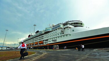 Transita crucero por Canal ampliado