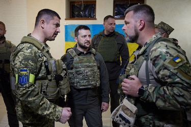 Presidente Zelenski visita el este de Ucrania por primera vez desde la invasión rusa