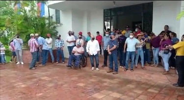 Productores y comerciantes santeños piden poder comercializar sus mercancías 