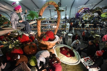 Todo listo para el Desfile de las Rosas en las calles de Pasadena