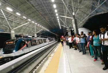 Panameños usan el Metro