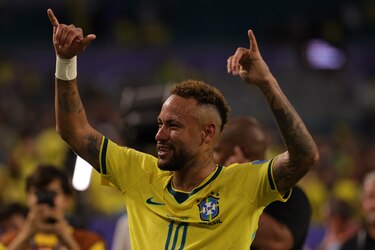 Brasil sonríe por partida doble: liderato y regreso de Neymar