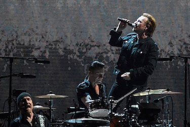 El grupo U2 actúa por primera vez en India