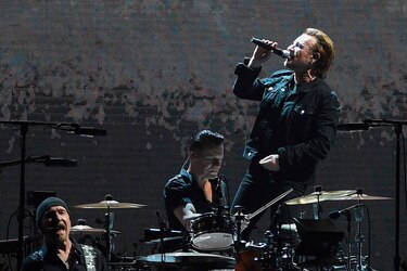 El grupo U2 actúa por primera vez en India