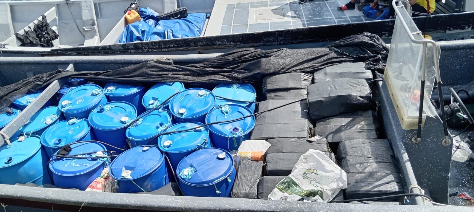 La droga estaba oculta en varios tanques que transportaba la embarcación. Foto/Cortesía Senan