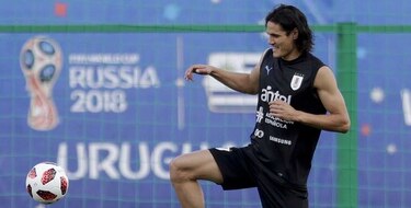 Cavani salta a la cancha, pero entrena separado del grupo