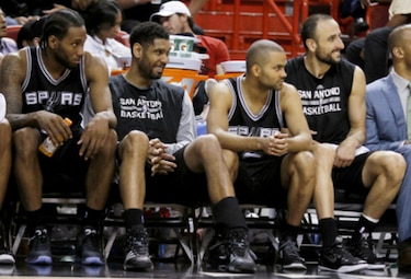 Leonard lidera a los Spurs en el partido mil de Parker