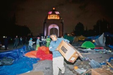 Desalojan plaza tomada por maestros