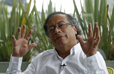 Petro acepta reunirse con exjefes paramilitares para negociar la paz