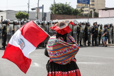 Los manifestantes antigubernamentales bloquean una docena de vías en el sur de Perú