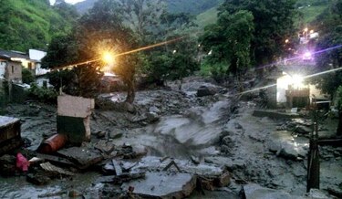 VIDEO: Avalancha deja 61 muertos en Colombia